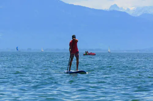 Aufblasbares SUP Board im Einsatz - bei windigen Verhältnissen auf dem Bodensee
